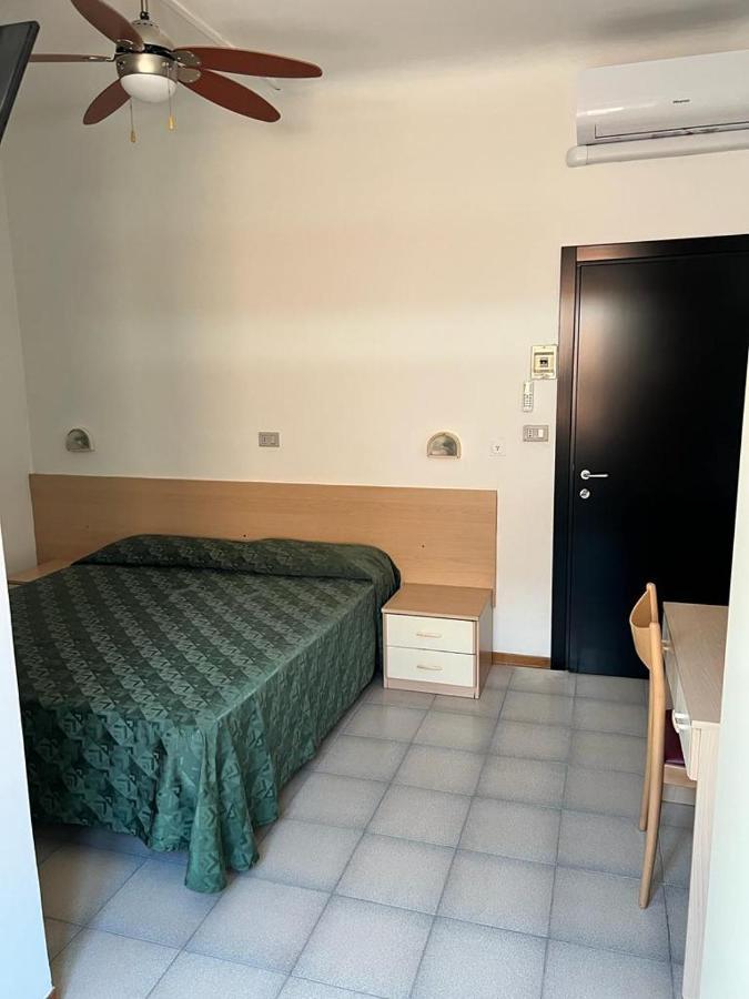 Large Double Room,1292275156:JPEG